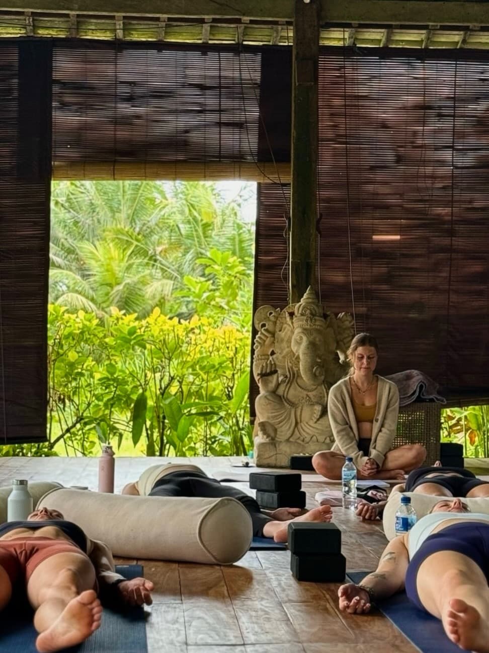 Luisa Schoele lehrt Yoga in Bali
