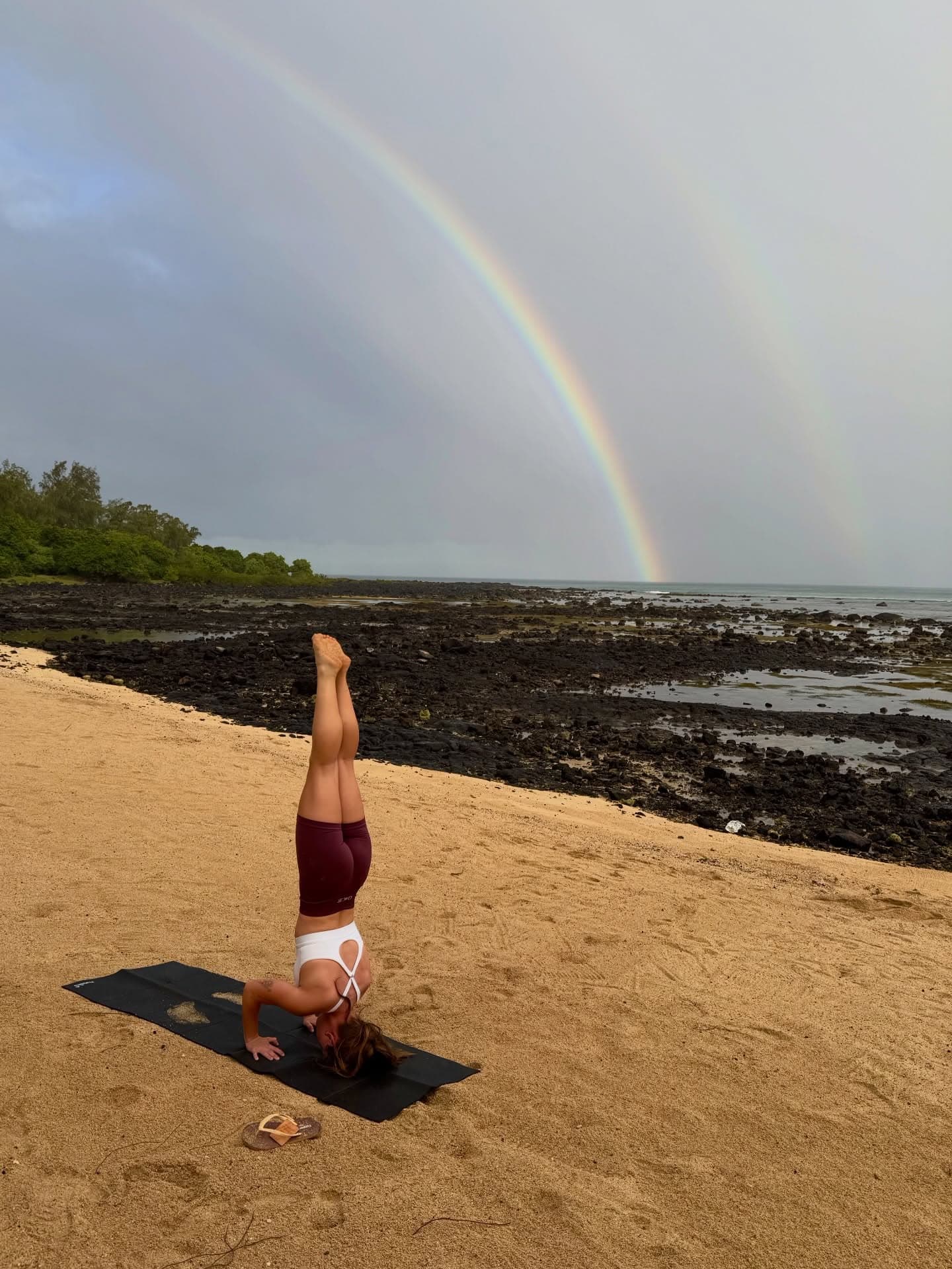 Luisa Schoele – Kopfstand am Strand mit Regenbogen